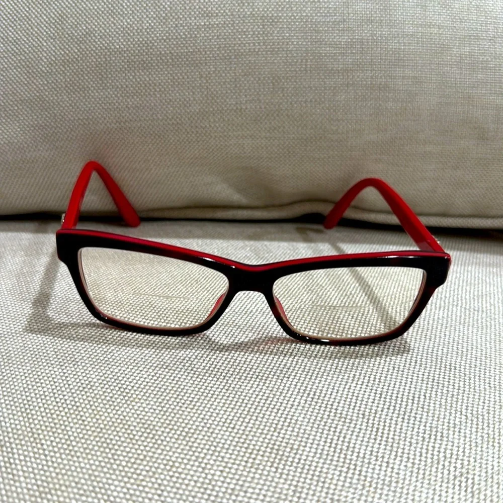 Gucci Red and Black Eyeglasses 🤓 are in Italy
